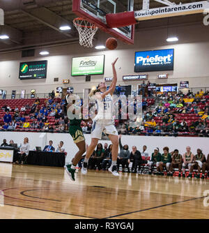 Nov 23 2018 Las Vegas, NV, États-Unis d'État du Dakota du Sud Les lièvres avant Tagyn Larson (24) disques durs pour le cerceau au cours de la Basket-ball Shootout de grâce entre l'État du Dakota du Sud les lièvres et l'Université de Baylor Bears 66-72 perdu au South Point Arena de Las Vegas, NV. James Thurman/CSM Banque D'Images