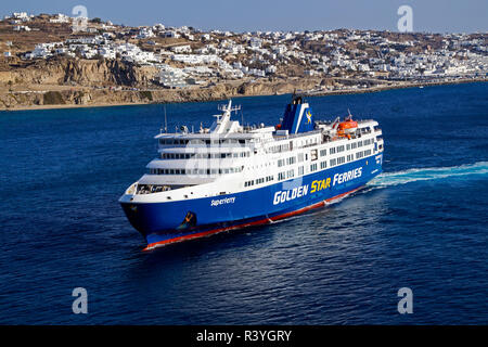 Golden Star Ferries car ferry et à la ville de Mykonos sur Superferry Mykonos Island dans le groupe des Cyclades dans la mer Égée Grèce Banque D'Images