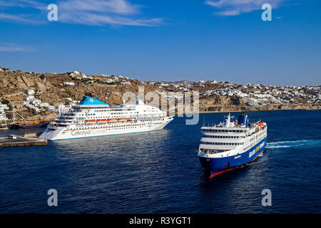 Golden Star Ferries car ferry et à la ville de Mykonos sur Superferry Mykonos Island dans le groupe des Cyclades dans la mer Égée Grèce Banque D'Images