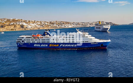 Golden Star Ferries car ferry et à la ville de Mykonos sur Superferry Mykonos Island dans le groupe des Cyclades dans la mer Égée Grèce Banque D'Images