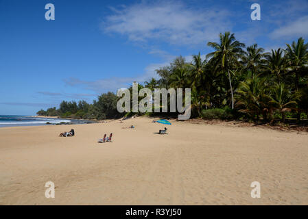 Baigneurs à Ha'ena State Park, Ke'e Beach sur le Northshore de Kauai, Hawaii Banque D'Images