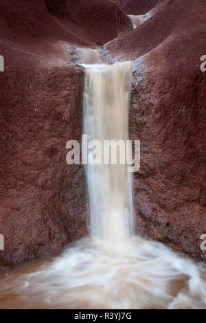 USA, Hawaii, Kauai. S'écoulant à travers le ruisseau Red Rock Canyon. Banque D'Images