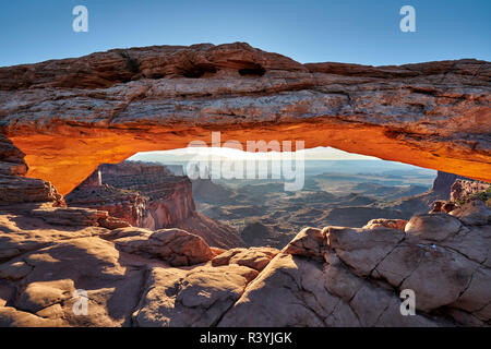 Lever du soleil à Mesa Arch dans Canyonlands National Park, Île dans le ciel , Moab, Utah, USA, Amérique du Nord Banque D'Images