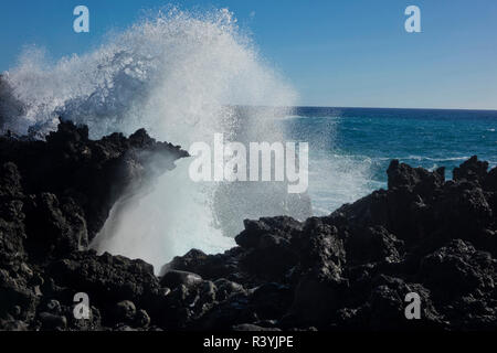 D'énormes vagues se briser contre les roches de lave sur la côte de Big Island, Hawaii Banque D'Images