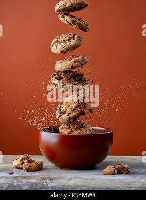 Cookies aux pépites de chocolat de cuvette d'argile, fond brun, de l'alimentation de la lévitation Banque D'Images