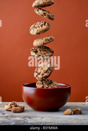 Cookies aux pépites de chocolat de cuvette d'argile, fond brun, de l'alimentation de la lévitation Banque D'Images