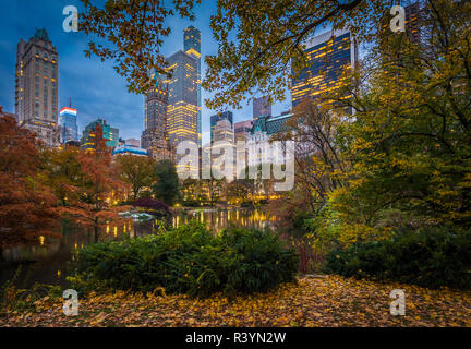 L'étang et la nature occupent le Sanctuaire Hallett bas-fonds coin sud-est de la ville de New York's Central Park, au coin de la Grand Army Plaza, à travers Banque D'Images