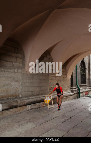 Au point de contrôle de l'homme participant de poinçonnage Banque D'Images