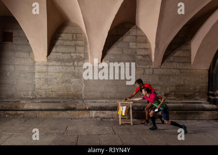 La femme et la femme au point de contrôle de frappe Banque D'Images