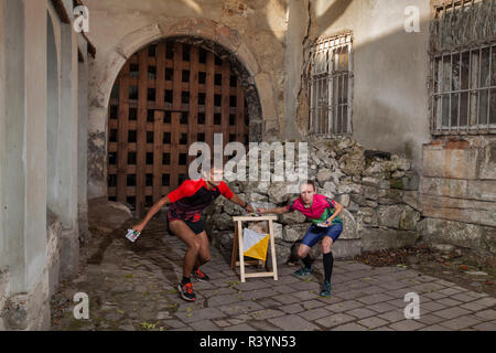 La femme et la femme au point de contrôle de frappe Banque D'Images