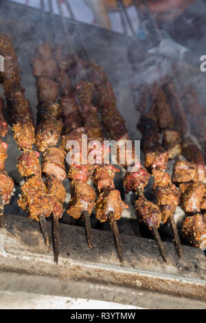 La viande style turc étant shashlyk grillées sur barbecue Banque D'Images