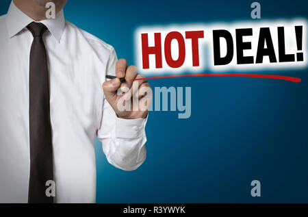 Hot deal est écrit par businessman concept d'arrière-plan Banque D'Images