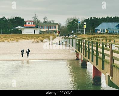 Prerow Allemagne - le 25 janvier 2018 : deux plongeurs de mer à pied de la plage de la mer. Fin de plongée. Banque D'Images