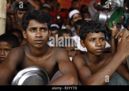 Cox's Bazar, le Bangladesh : enfants réfugiés rohingyas attendre pour l'aide alimentaire dans un camp de réfugiés à Ukhia, Cox's Bazar, le Bangladesh le 27 septembre 2017. Le monde plus grand camp de réfugiés au Bangladesh où plus d'un million de personnes vivent dans des Rohingyas et bambou et feuille de bâche. Plus d'un demi-million de réfugiés Rohingyas de l'État de Rakhine au Myanmar, ont fui au Bangladesh depuis août 25, 2017 D'après l'ONU. © Asad Rehman/Alamy Stock Photo Banque D'Images