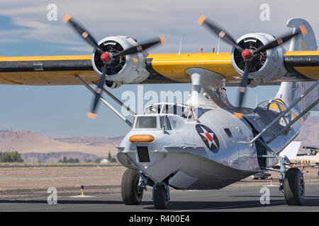 Un PBY-5 Catalina avions amphibies taxis pendant le salon aéronautique de Madras, Oregon. Banque D'Images