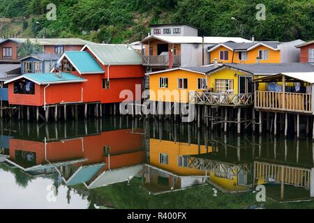 Des maisons sur pilotis, pile dwellings, appelées palafitos, avec de l'eau reflet, l'île de Chiloé, Castro, Chili Banque D'Images