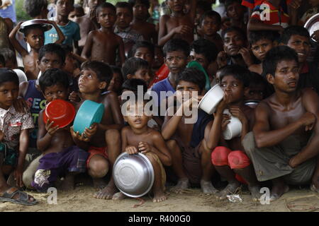 Cox's Bazar, le Bangladesh : enfants réfugiés rohingyas attendre pour l'aide alimentaire dans un camp de réfugiés à Ukhia, Cox's Bazar, le Bangladesh le 27 septembre 2017. Le monde plus grand camp de réfugiés au Bangladesh où plus d'un million de personnes vivent dans des Rohingyas et bambou et feuille de bâche. Plus d'un demi-million de réfugiés Rohingyas de l'État de Rakhine au Myanmar, ont fui au Bangladesh depuis août 25, 2017 D'après l'ONU. © Asad Rehman/Alamy Stock Photo Banque D'Images