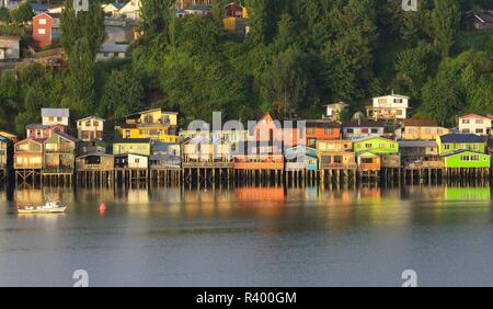 Des maisons sur pilotis, appelées palafitos, dans la lumière du matin, l'île de Castro, Chiloé, Chili Banque D'Images