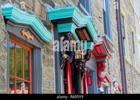 Moulures colorées autour des portes et fenêtres sur la rangée de pierres, Jim Thorpe, Pennsylvania, USA. (Usage éditorial uniquement) Banque D'Images