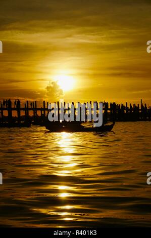 Vue du coucher de soleil du pont U Bein à Mandalay, Myanmar Banque D'Images