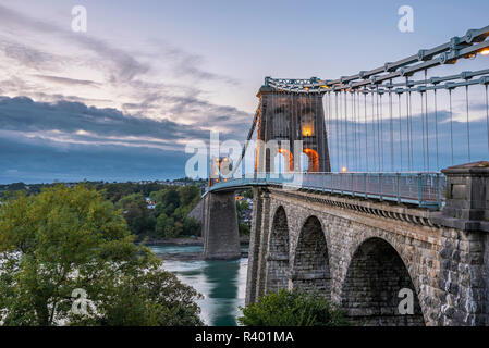 Voir la soirée de Menai Bridge dans le Nord du Pays de Galles Banque D'Images