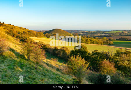 Une vue de la Kent Downs près de Folkestone vers l'emblématique forme d'un pavillon d'Hill. Banque D'Images