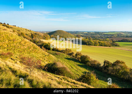 Une vue de la Kent Downs près de Folkestone vers l'emblématique forme d'un pavillon d'Hill. Banque D'Images