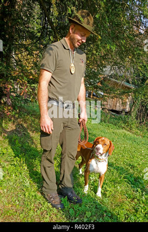 Un chasseur avec 'Posavac' Hound, un chien courant de la vallée de la Save en Croatie Banque D'Images