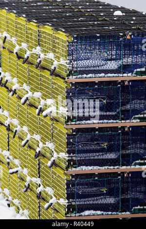 Aux Etats-Unis, dans le Maine. Casiers à homard empilés et recouverts de neige. Banque D'Images