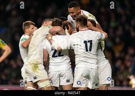 L'Angleterre Owen Farrell fête marquant leur quatrième essai au cours de l'automne 183 International au stade de Twickenham, Londres. Banque D'Images