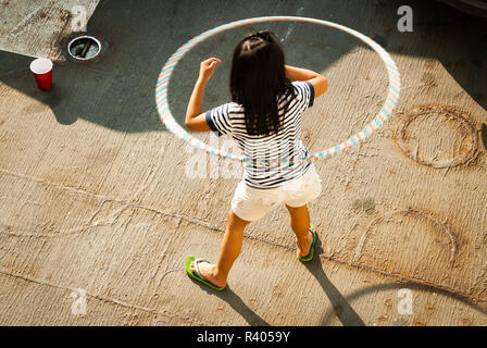 USA, Massachusetts. Cape Cod, en ferry de Woods Hole à Vineyard Haven sur Martha's Vineyard, Girl with hula hoop sur le pont Banque D'Images