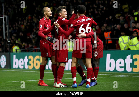 Le centre de Liverpool, Roberto Firmino (deuxième à gauche) célèbre marquant son troisième but du côté du jeu avec l'équipe au cours de la Premier League match à Vicarage Road, Watford. Banque D'Images