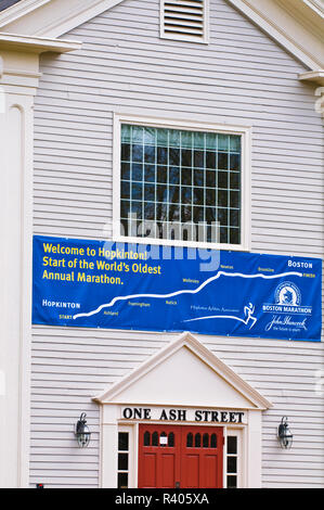 Bannière de cours sur la ligne de départ du Marathon de Boston (plus ancienne) annuel Hopkinton, Massachusetts, États-Unis Banque D'Images