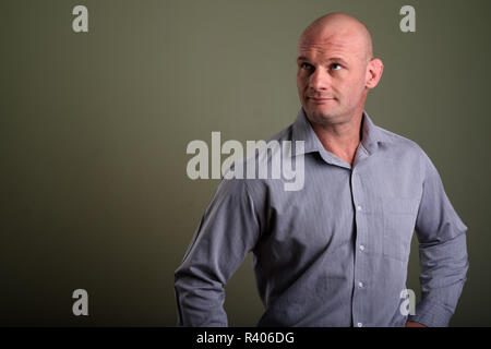 Portrait d'homme musclé chauve contre l'arrière-plan de couleur Banque D'Images