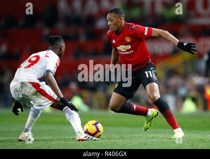 Manchester United, Anthony Martial (droite) et Crystal Palace's Aaron Wan-Bissaka bataille pour la balle au cours de la Premier League match à Old Trafford, Manchester. ASSOCIATION DE PRESSE Photo. Photo date : Samedi 24 Novembre, 2018. Voir l'ACTIVITÉ DE SOCCER histoire Man Utd. Crédit photo doit se lire : Martin Rickett/PA Wire. RESTRICTIONS : EDITORIAL N'utilisez que pas d'utilisation non autorisée avec l'audio, vidéo, données, listes de luminaire, club ou la Ligue de logos ou services 'live'. En ligne De-match utilisation limitée à 75 images, aucune émulation. Aucune utilisation de pari, de jeux ou d'un club ou la ligue/dvd publications. Banque D'Images