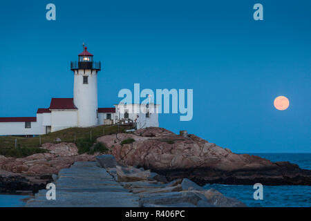 USA, Massachusetts, Cape Ann, Gloucester, l'Est Point Lighthouse avec moonrise Banque D'Images