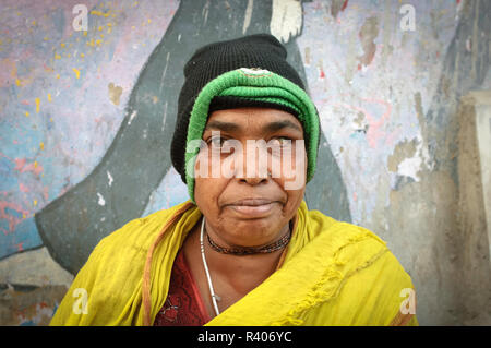 Streetportrait d'un hindou adorateur aveugle d'un œil. Rishikesh, Inde Banque D'Images