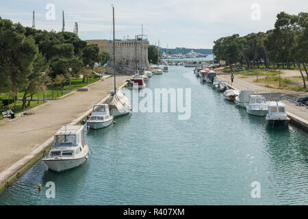 Les bateaux ancrés dans le canal en Croatie Banque D'Images