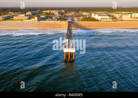 Vue aérienne de la jetée de pêche pendant le lever du soleil à Saint Augustine Beach Banque D'Images