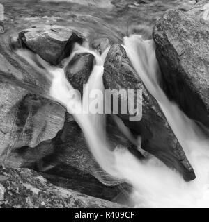 Cascades d'eau sur la route de Lukla à Namche Bazar. Banque D'Images