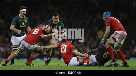 L'Afrique du Sud est abordée par Jesse Kriel Galles Ellis Jenkins et Tomos Williams au cours de l'automne au stade international de la Principauté, Cardiff. Banque D'Images