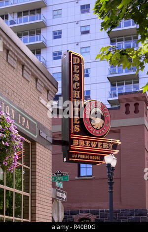 USA (Oregon, Portland. Brasserie Deschutes et Public House. En tant que crédit : Steve Terrill / Jaynes Gallery / DanitaDelimont.com Banque D'Images