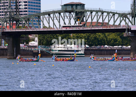 USA (Oregon, Portland. Les courses de bateaux-dragons sur la rivière Willamette. En tant que crédit : Steve Terrill / Jaynes Gallery / DanitaDelimont.com Banque D'Images