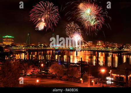 USA (Oregon, Portland. D'artifice sur la rivière Willamette et Hawthorne Bridge. En tant que crédit : Steve Terrill / Jaynes Gallery / DanitaDelimont.com Banque D'Images