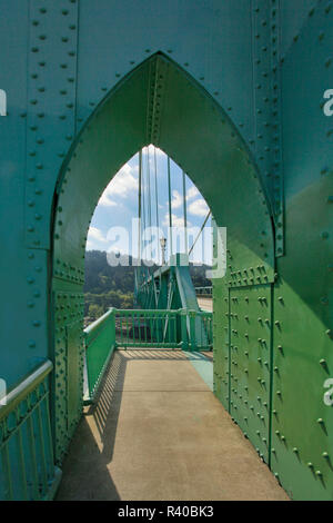 USA (Oregon, Portland. Archway sur un trottoir sur le pont. En tant que crédit : Steve Terrill / Jaynes Gallery / DanitaDelimont.com Banque D'Images
