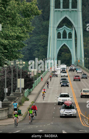 USA (Oregon, Portland. Riders sur location traversée de Saint John's Bridge. En tant que crédit : Steve Terrill / Jaynes Gallery / DanitaDelimont.com Banque D'Images