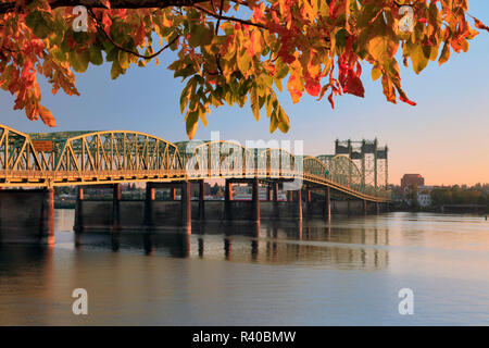 USA (Oregon, Portland. Interstate Bridge crossing fleuve Columbia. En tant que crédit : Steve Terrill / Jaynes Gallery / DanitaDelimont.com Banque D'Images