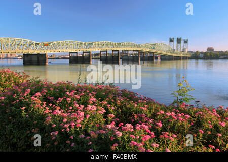 USA (Oregon, Portland. Interstate Bridge crossing fleuve Columbia. En tant que crédit : Steve Terrill / Jaynes Gallery / DanitaDelimont.com Banque D'Images