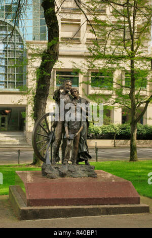 USA (Oregon, Portland. La Terre Promise sculpture de bronze dans Chapman Square. En tant que crédit : Steve Terrill / Jaynes Gallery / DanitaDelimont.com Banque D'Images