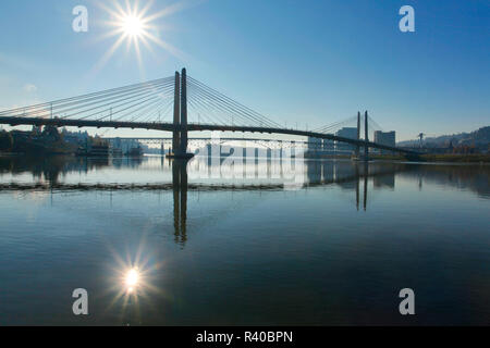 USA (Oregon, Portland. Sunburst sur Tilikum traversée de pont et la Willamette River. En tant que crédit : Steve Terrill / Jaynes Gallery / DanitaDelimont.com Banque D'Images